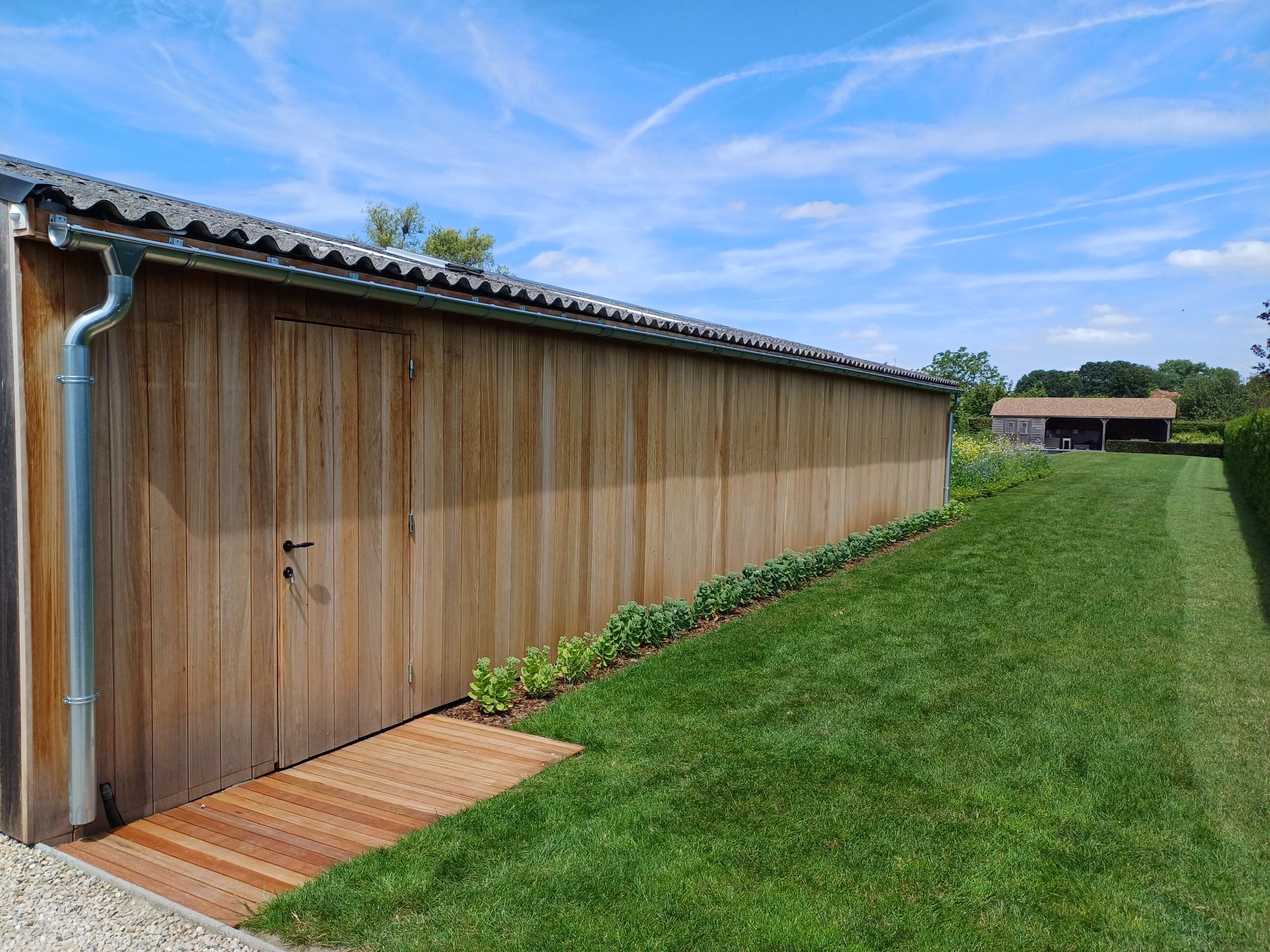 bekleden bijgebouw in tropisch hout