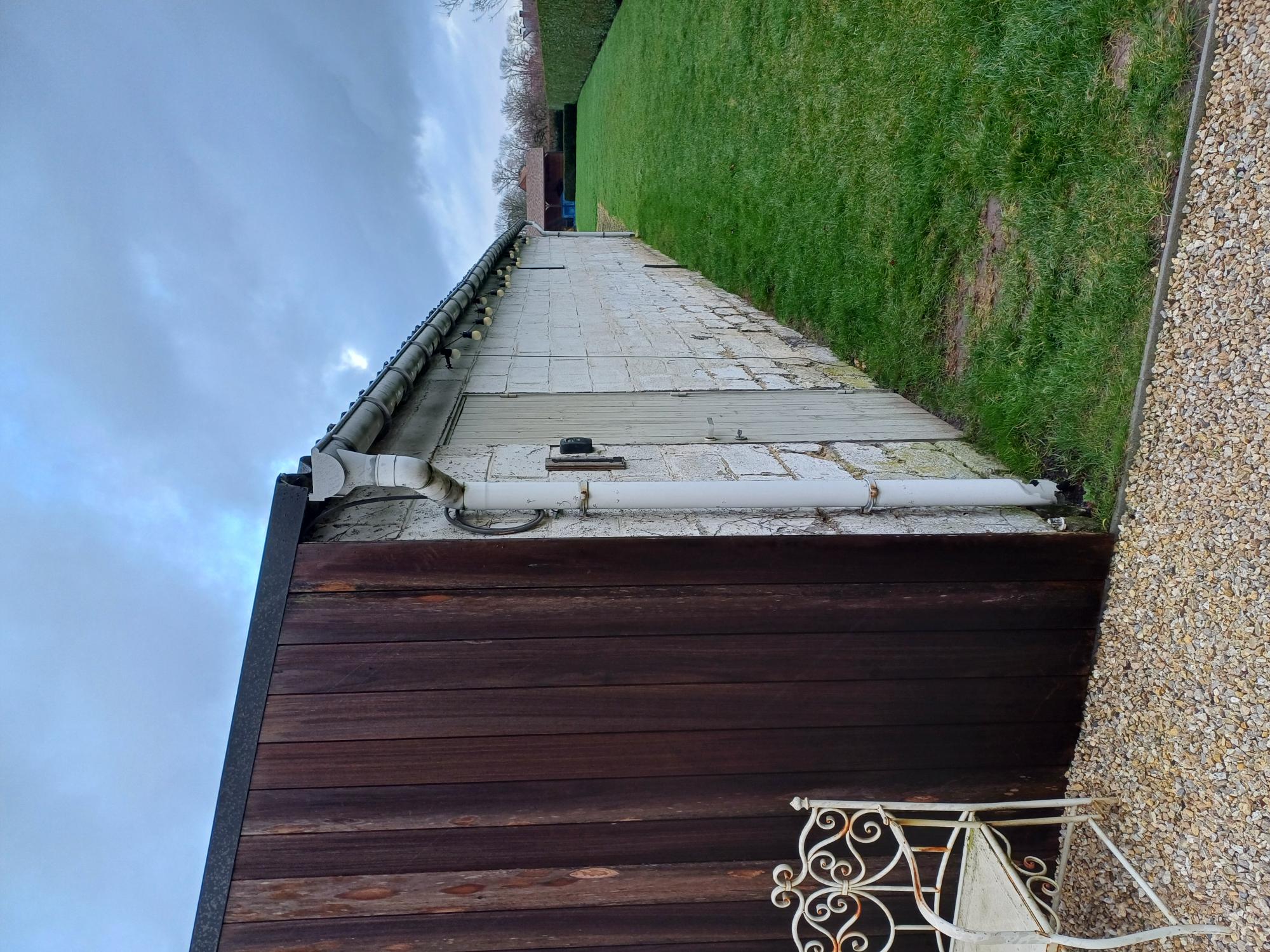 bekleden bijgebouw in tropisch hout